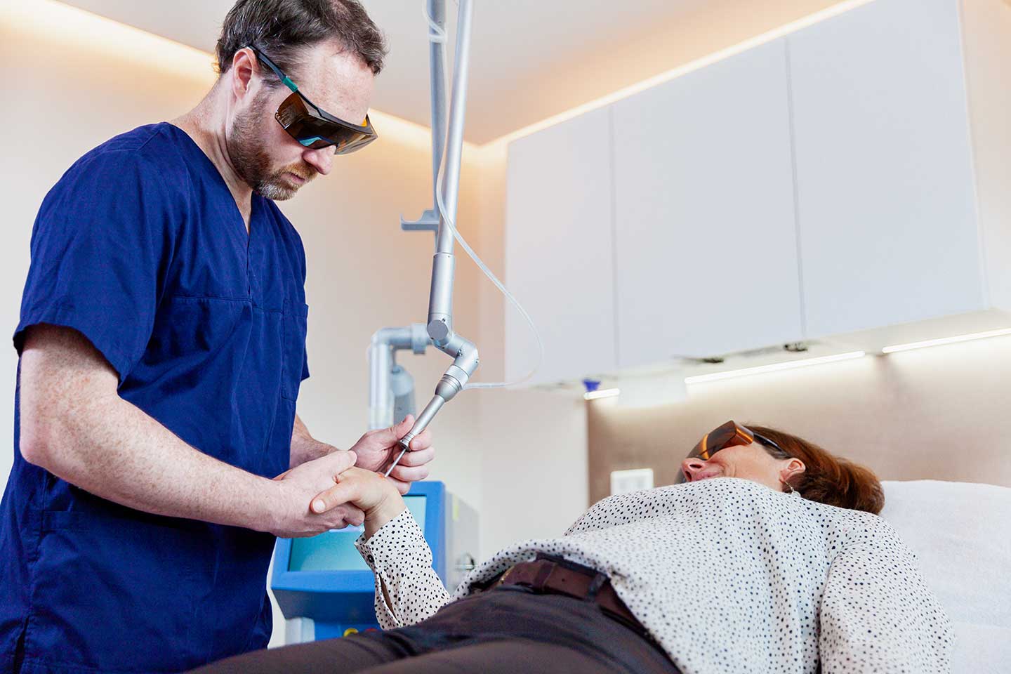 Hautarzt Dr. Florian Seifert behandelt Patientin